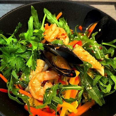 Салат с морепродуктами в ЛАПША НА сУШИ по цене 745 ₽