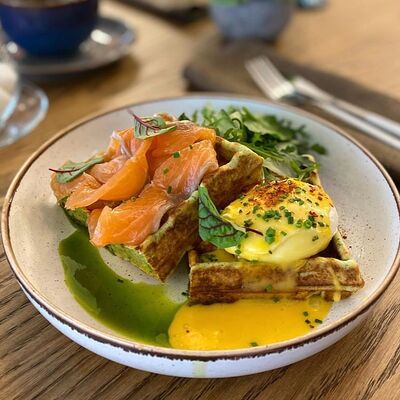 Вафли со шпинатом, яйцом пашот и лососем в Багратиони по цене 870 ₽