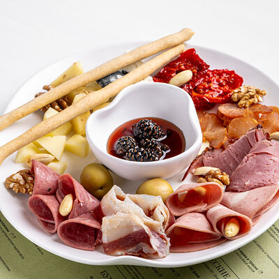 Тарелка закусок к вину в М2 Органик Клуб Патриаршие по цене 1390 ₽