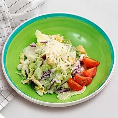 Цезарь с курицей в EDOO Rolls & Pizza по цене 395 ₽