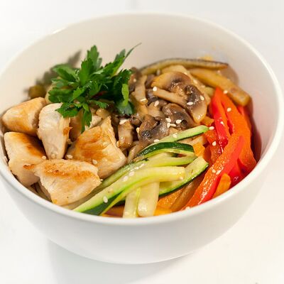 Лапша удон с курицей и овощами в La Terrasse по цене 400 ₽