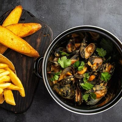 В соусе том-ямв Brasserie Lambic по цене 1350 ₽