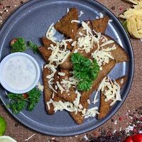 Крутоны с чесноком и сыром в Паровозовъ