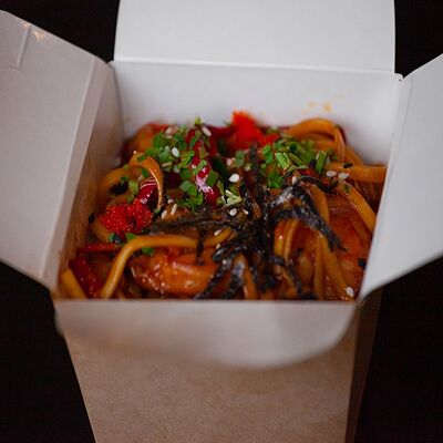 Лапша с креветками в соусе манго свит чили в Бабушка Вонга по цене 890 ₽