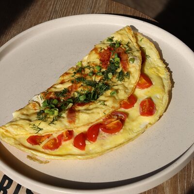 Омлет с ветчиной, сыром и черри в Локация кофе по цене 450 ₽