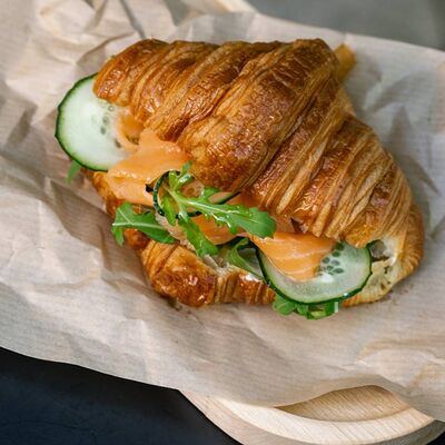 Круассан с лососем в Karma по цене 813 ₽