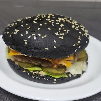 Бургер черный с говяжьей котлетой в 3Lion по цене 370 ₽