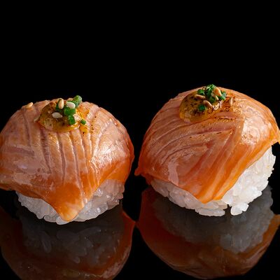 Абури с лососем в Lucky fish по цене 110 ₽