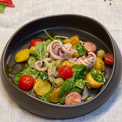 Средиземноморский салат с щупальцами кальмара в Pride Cafe&bar по цене 950 ₽