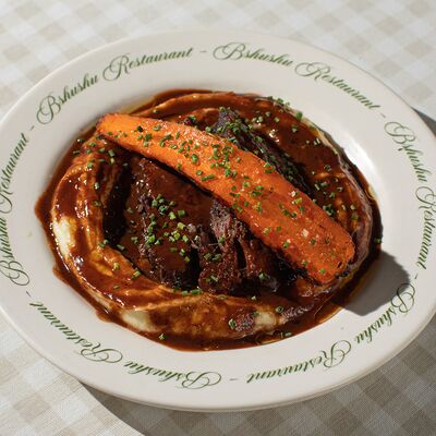 Томленая говяжья щека с картофельным пюре, мясным соусом и запеченной морковью в Bshushu по цене 1570 ₽