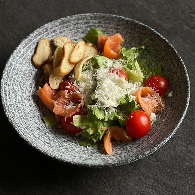 Салат Цезарь с лососем в Жар-пицца по цене 650 ₽