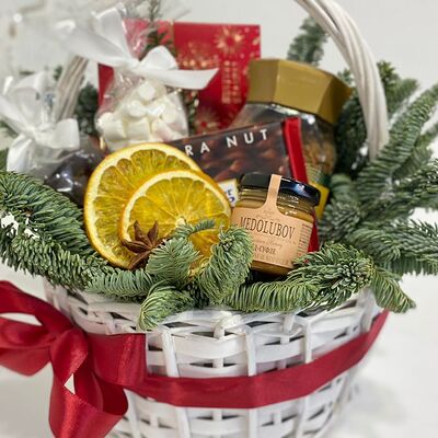 Новогодняя подарочная корзина №7 в Buketonline - Съедобные букеты и клубника в шоколаде по цене 6589 ₽