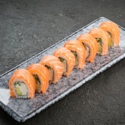 Ролл с лососем, сливочным сыром, огурцом и авокадо в Ikigai по цене 950 ₽