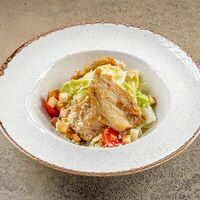 Салат Цезарь с жареной курицей в У рыбака