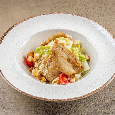 Салат Цезарь с жареной курицей в У рыбака по цене 650 ₽