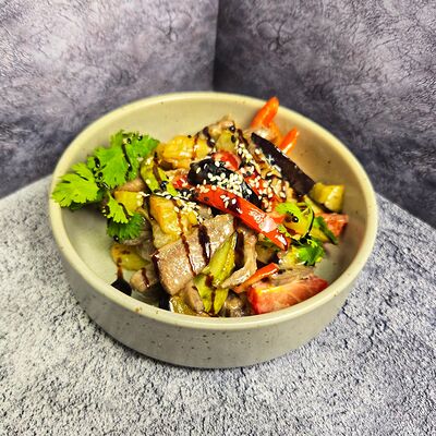 Теплый салат с языком и овощами в ореховом соусе в Сытый гусь по цене 730 ₽