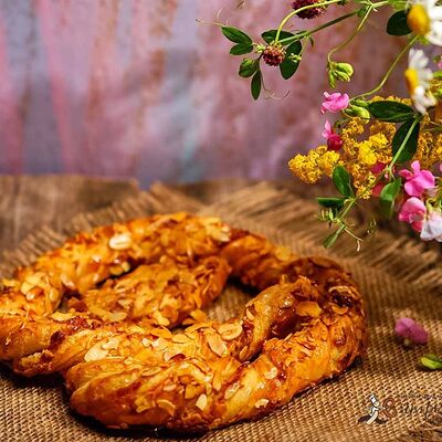 Крендель с ореховой начинкой в Galette по цене 122 ₽