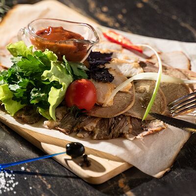 Тарелка мясных деликатесов в Oзеро гриль по цене 770 ₽