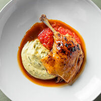 Утка конфи с картофельным пюре и томатами в Grace Bistro