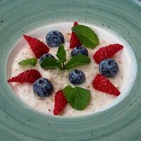 Каша овсяная с ягодами в Breakfast