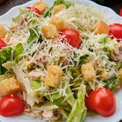 Цезарь с курицей в Альфа-Бургер по цене 600 ₽