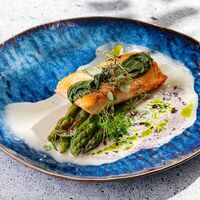 Лосось на гриле со шпинатомв Rose Mary