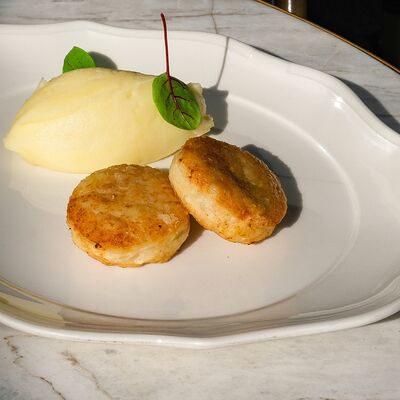 Куриные котлеты с пюре в Bisou Bisou Bistro по цене 420 ₽