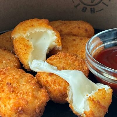 Жареный камамбер в HotDogs по цене 590 ₽