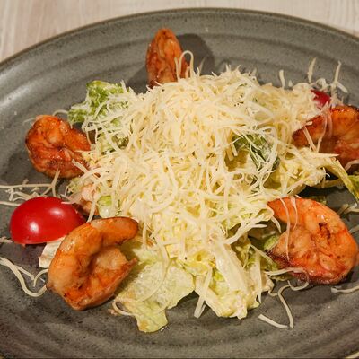 Салат Цезарь с креветками в Троя по цене 650 ₽