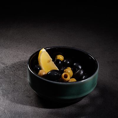 Оливки, маслины, долька лимона в Mono по цене 500 ₽