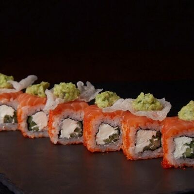 Ролл с лососем и гуакамоле в Кабуки по цене 590