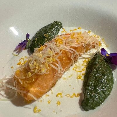 Стейк из форели с томленым шпинатом в Перцы по цене 1090 ₽