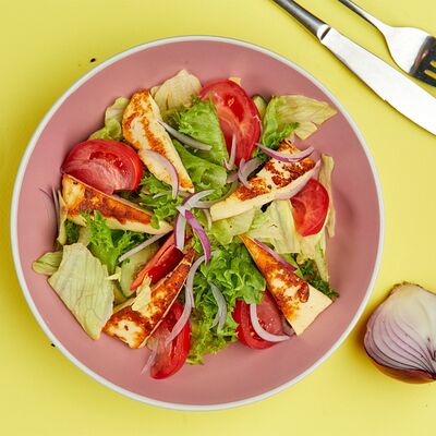 Салат с жареным адыгейским сыром в Корица по цене 420 ₽