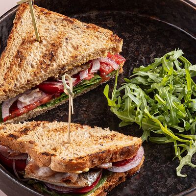 Зерновой тост с курицей и беконом в Avgust13 по цене 975 ₽