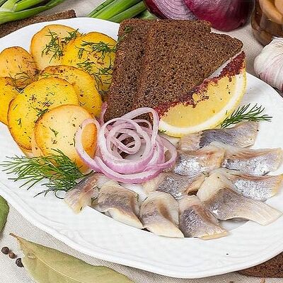 Сельдь с отварным картофелем в Мушмула по цене 359