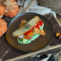 Салат с креветками, овощами и анчоусом в Паровозовъ