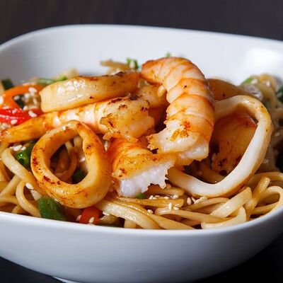 Вок с морепродуктами в китайском устричном соусе, стручковой фасолью и чесноком, с гарниром на выбор. в Mr.Mao по цене 620 ₽