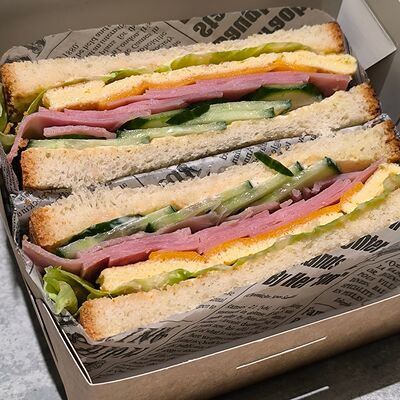 Сэндвич с омлетом и ветчиной в Фабрика чизкейков по цене 290 ₽