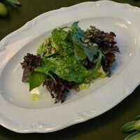 Стейк из запеченной тыквы с рикоттой и миксом салата в Бистро Olive