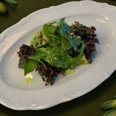 Стейк из запеченной тыквы с рикоттой и миксом салата в Бистро Olive по цене 548 ₽