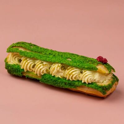 Эклер малина-фисташка в Много хлеба по цене 161 ₽