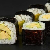 Маки с авокадо в БАО
