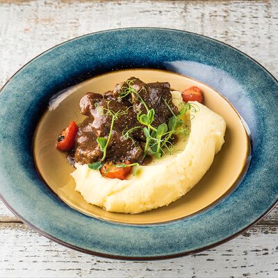 Говяжьи щечки с картофельным пюре в Пряности & Радости на Васильевском по цене 890