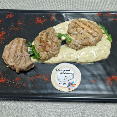 Медальоны из свинины в сливочно-горчичном соусе в Райский дворик по цене 380 ₽