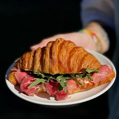 Круассан с пастрами в Zanoza Kруассантерия по цене 720 ₽