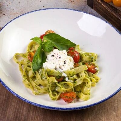 Спагетти с цыплёнком в соусе пестов Емеля по цене 440 ₽