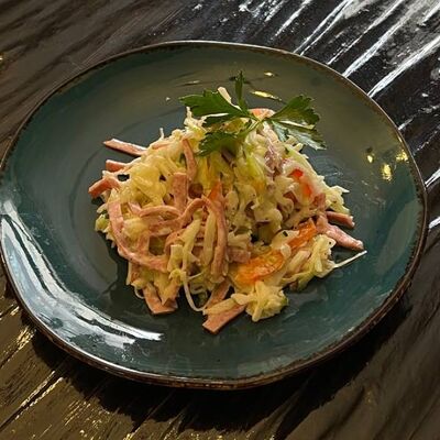 Салат из капусты, сервелата с перцем и свежим огурцом в Длинный нос по цене 200 ₽