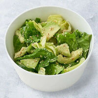 Зеленый салат с авокадо в Vaffel Норвежские вафли, завтраки, кофе