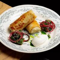 Блины с говядиной, трюфелем и битым огурцом в Мона