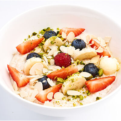 Овсяная каша с сезонными ягодами на молоке в Udcкафе Upside Down Cake по цене 520 ₽